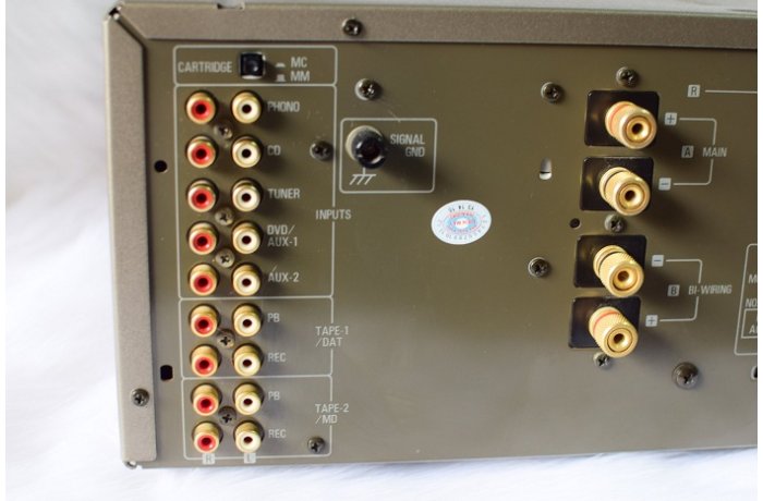 Mặt sau ampli Denon pma 2000 