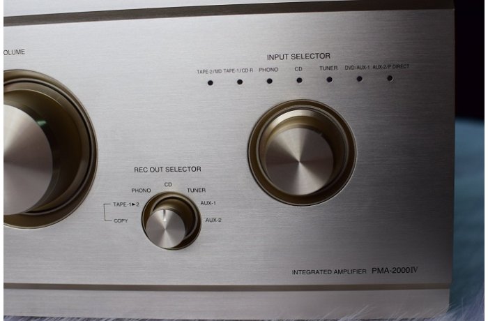 nút chỉnh volume lớn nhỏ của ampli denon 2000iv