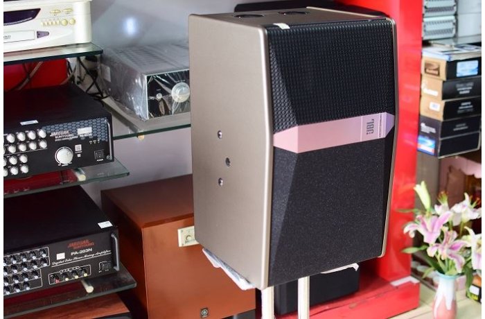 loa JBL KI 512 4
