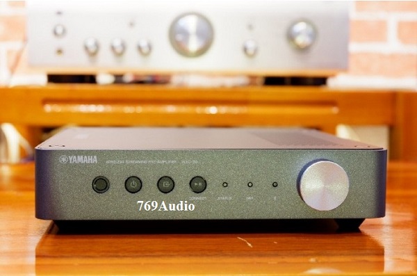 Những dòng DAC đầu tiên trong các thiết bị âm thanh thương mại có những hạn chế gì về hiệu suất, và làm thế nào các nhà sản xuất khắc phục chúng trong những thập kỷ sau đó?