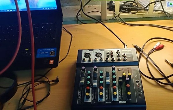 ​  Kết nối mixer với máy tính bằng dây âm thanh khá nhanh chóng và đơn giản