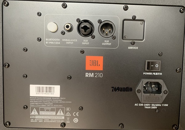 mặt sau JBL RM 210