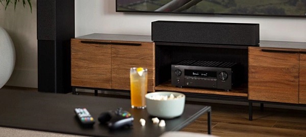 Amply Denon duy trì hiệu suất ra sao khi hoạt động liên tục ở công suất tối đa trong thời gian dài?