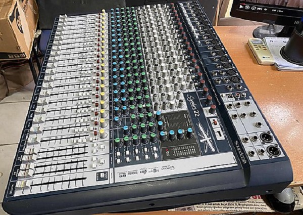 Bàn Mixer Soundcraft Signature 22 