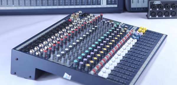 Giá Trị Bàn Soundcraft EFX12 Chính Hãng