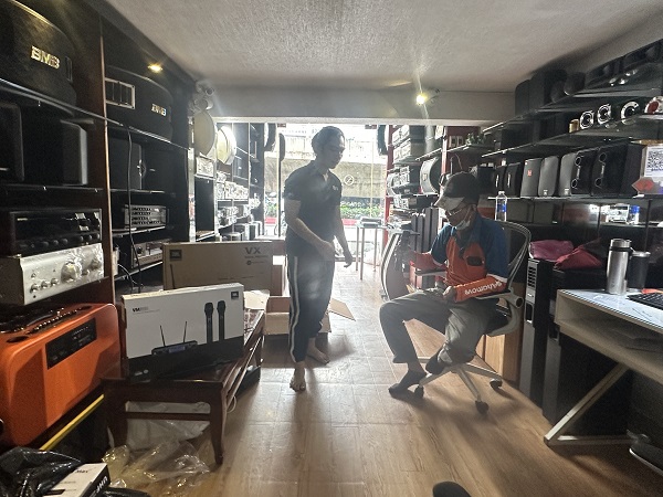 Anh Khánh Đang Hỗ Trợ Khách Test Micro Vm300