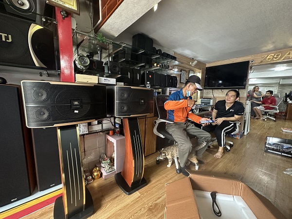 Khách Đang Nghe Thử Loa JBL Pasion 10