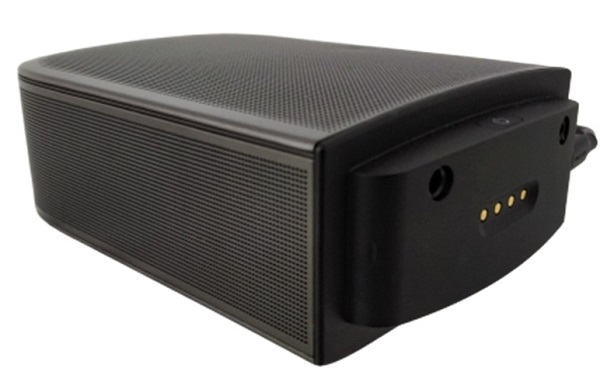 Người Trung Niên Sử Dụng Soundbar JBL