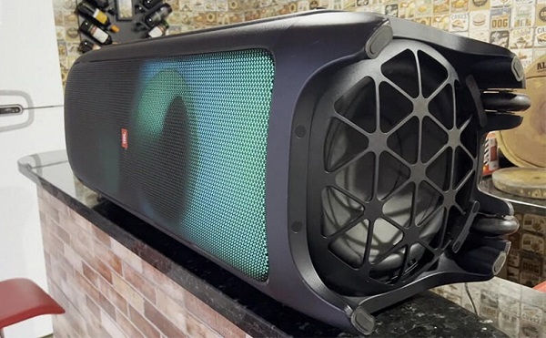 Ai Nên Mua Và Sử Dụng Loa Di Động JBL