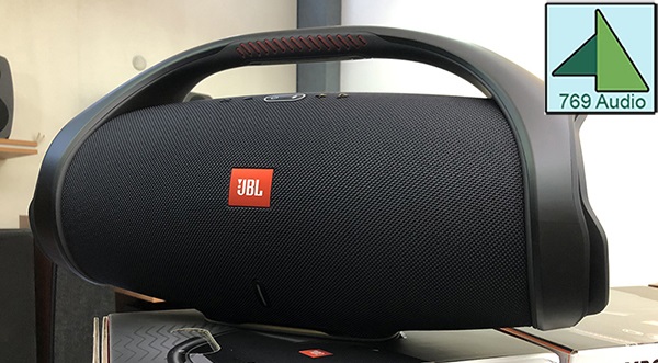 Loa Bluetooth công suất lớn có gây méo âm khi sử dụng trong không gian nhỏ không?