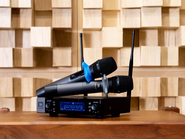 So Sánh Micro JBL VM200 Với Micro Shure UGX10 II