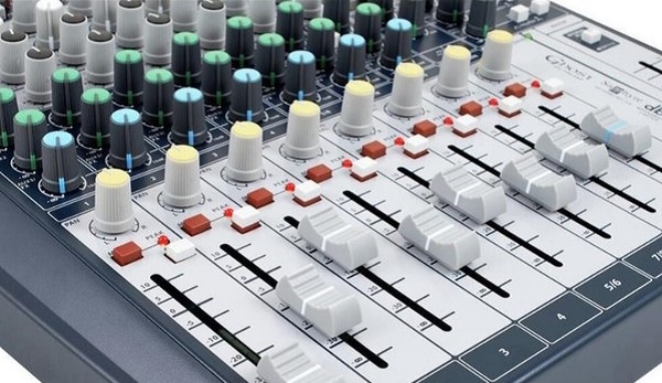 Đánh giá Soundcraft Signature 10