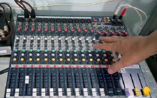 Quyết Định Đầu Tư Mixer Soundcraft EFX12