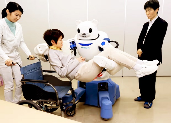 Robot Kích Hoạt Hệ Thống Gọi Cấp Cứu Tự Động Cho Người Già