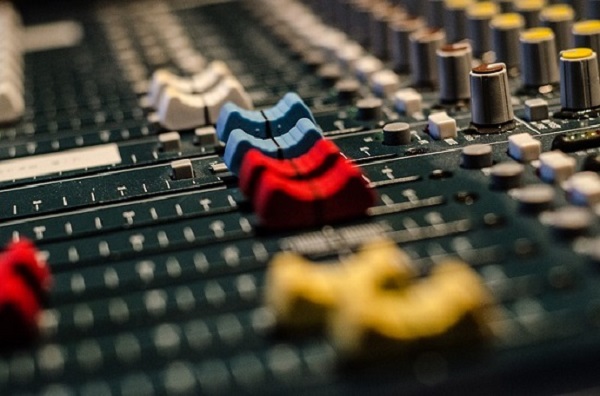 Thông Số Kỹ Thuật Mixer Soundcraft EFX12