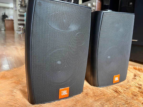 Thiết Kế Loa JBL Cho Quan Cafe Nhỏ Gọn Tiện Lợi