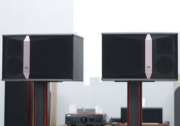 So Sánh Loa JBL KI 512 Với Các Sản Phẩm Cùng Phân Khúc