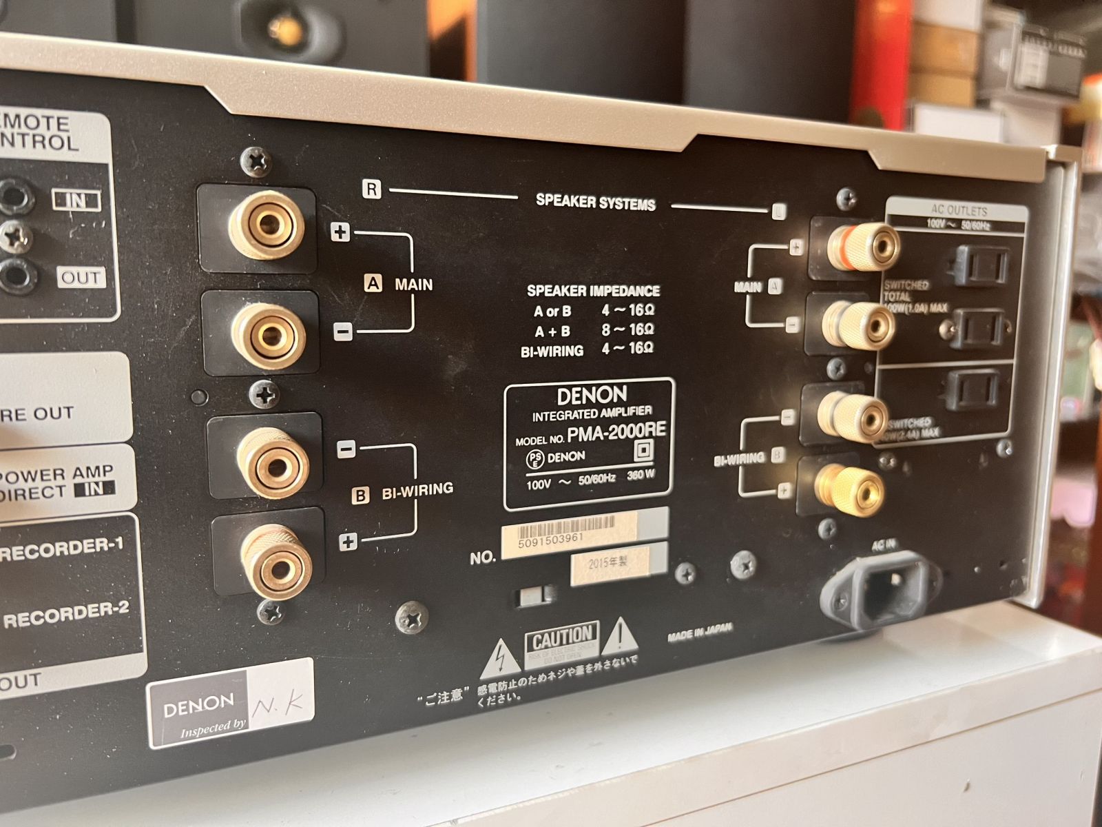 Mặt sau của amply 2000 RE
