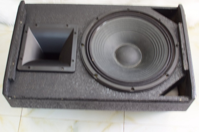 Loa l&aacute;p r&aacute;p JBL SRX 715