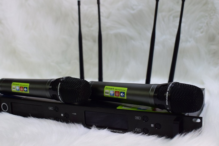 mặt trước Shure UR18D