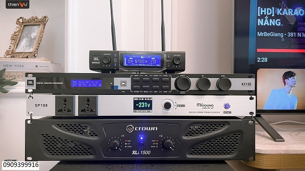 Cục Đẩy Crown Lắp Đặt Trong Phòng Khách