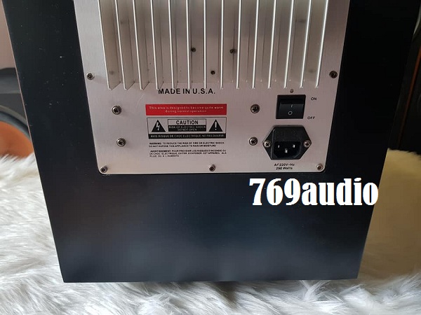 Mặt dưới loa sub jbl 835