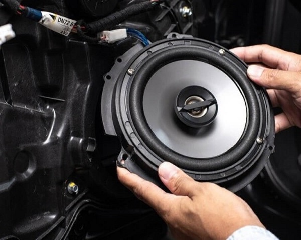 Hệ Thống Loa Cánh Cửa vs Loa Subwoofer – Đâu Là Lựa Chọn Tốt Nhất Cho Ô Tô? 
