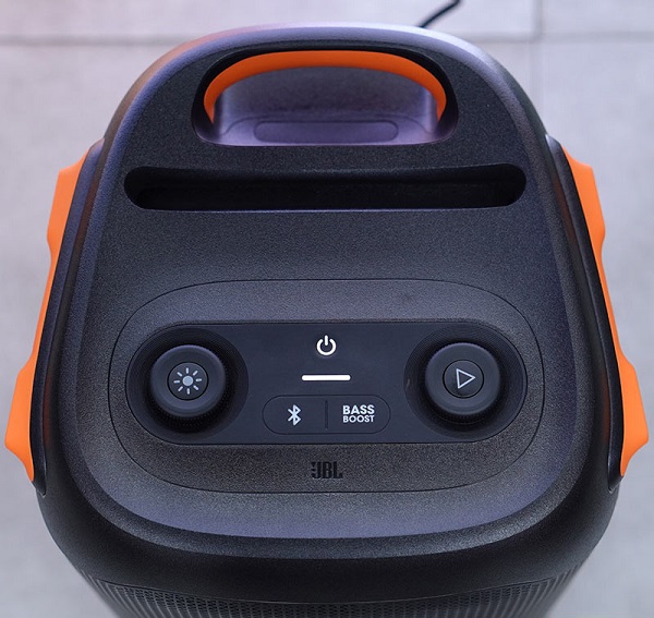 Trên Mặt Loa biểu diễn jbl partybox 110 được thiết kế có 1 khây đựng điện thoại hay máy tính bảng khi sử dụng