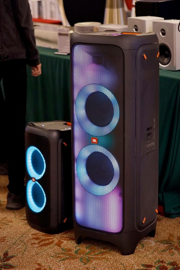 Những thương hiệu nào có thể so sánh được với chất lượng của loa kéo JBL?