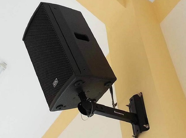 Người Dùng Loa Treo Tường