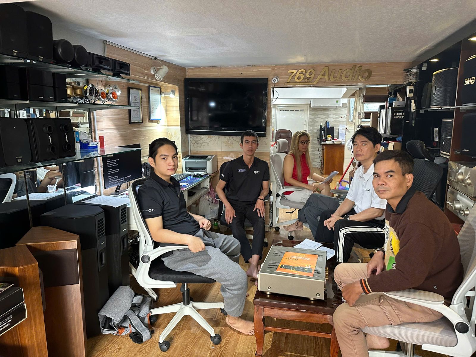 Nhân Viên Tại Showroom Speaker Distributors 769 Audio