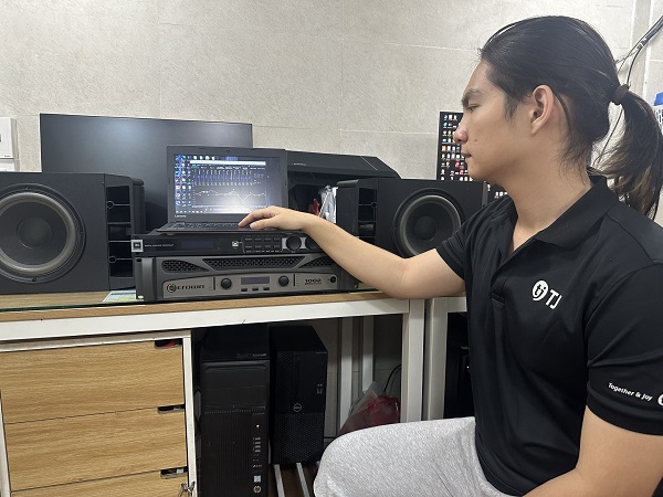 Anh Minh Khánh đang lắp đặt cục đẩy chính hãng tại nhà khách